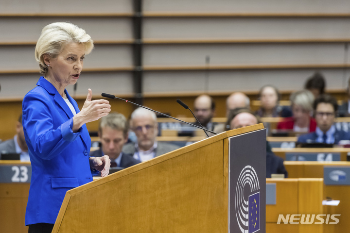 [브뤼셀(벨기에)=AP/뉴시스]우르줄라 폰 데어 라이엔 유럽연합(EU) 집행위원장이 11월9일 벨기에 브뤼셀 유럽의회 총회에서 연설하고 있다. 2022.11.30