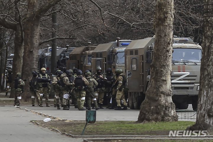 [헤르손=AP/뉴시스] 러시아군은 9일(현지시간) 우크라이나 남부 도시 헤르손과 인근 지역에서 철수한다고 발표했다. 러시아군이 지난 3월부터 점령했던 헤르손에서 부분 철수하고 방어선을 재구축하기로 하면서 러시아군의 가장 굴욕적인 후퇴라는 평을 받고 있다. 사진은 지난 3월 7일 러시아 군인들이 헤르손의 자유광장에서 열린 러시아 점령 반대 집회에 출동한 모습. 2022.11.10.