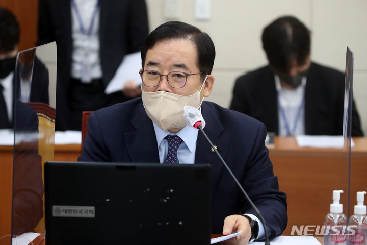 [서울=뉴시스] 김선웅 기자 = 국회 과방위 여당 간사인 박성중 국민의힘 의원이 10일 서울 여의도 국회에서 열린 과학기술정보방송통신위원회 전체회의에서 의사진행발언을 하고 있다. 2022.11.10. mangusta@newsis.com