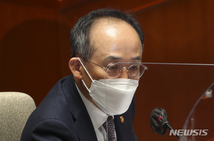 [서울=뉴시스] 최진석 기자 = 추경호 경제부총리 겸 기획재정부 장관이 지난 10일 오전 서울 여의도 국회에서 열린 예산결산특별위원회 전체회의에서 김두관 더불어민주당 의원의 질의에 답하고 있다. 2022.11.10. myjs@newsis.com