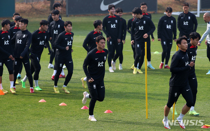 [파주=뉴시스] 이영환 기자 = 10일 오전 경기 파주시 축구대표팀 트레이닝센터(NFC)에서 열린 축구국가대표팀 공개 훈련에서 선수들이 훈련을 하고 있다. 2022.11.10. 20hwan@newsis.com