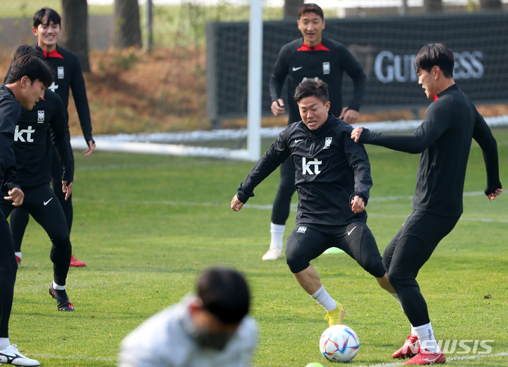 [파주=뉴시스] 이영환 기자 = 10일 오전 경기 파주시 축구대표팀 트레이닝센터(NFC)에서 열린 축구국가대표팀 공개 훈련에서 권창훈이 훈련을 하고 있다. 2022.11.10. 20hwan@newsis.com