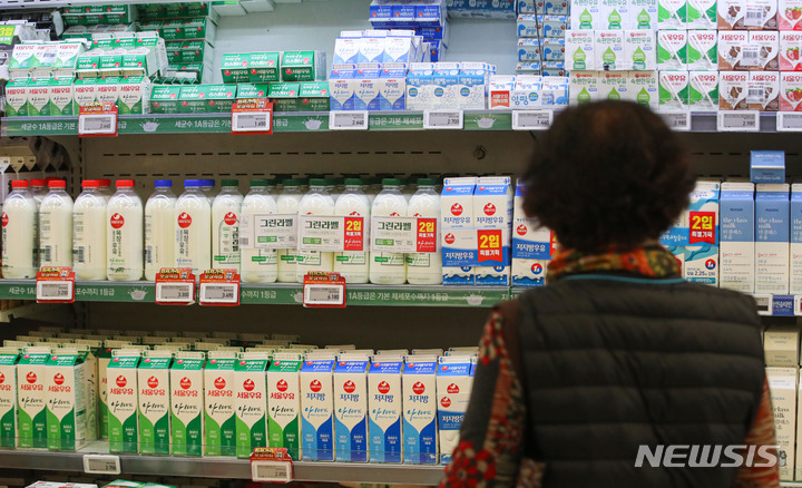 [서울=뉴시스] 권창회 기자 = 원유 가격 인상에 우윳값이 줄줄이 인상되고 있다. 매일유업, 남양유업과 서울우유는 오는 17일부터 제품 출고가를 6~8% 인상한다. 사진은 10일 오후 서울 시내 대형마트에 진열된 우유. 2022.11.10. kch0523@newsis.com
