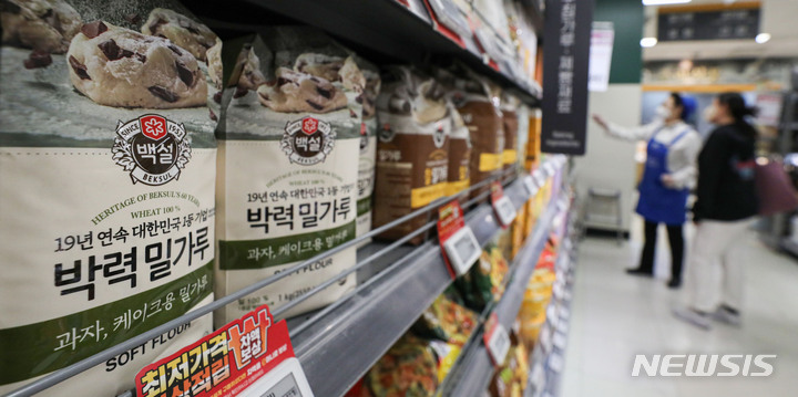 [서울=뉴시스] 권창회 기자 = 서울 시내 대형마트에 밀가루가 진열되어 있다. 2022.11.10. kch0523@newsis.com