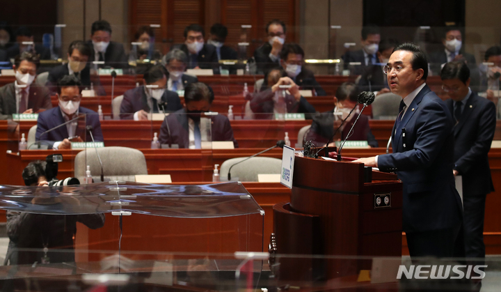 [서울=뉴시스] 고범준 기자 = 박홍근 더불어민주당 원내대표가 10일 오후 서울 여의도 국회 본청 예결위회의장에서 열린 의원총회에서 발언을 하고 있다. 2022.11.10. bjko@newsis.com