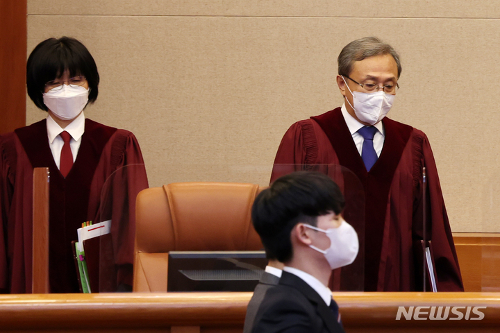 [서울=뉴시스] 조성우 기자 = 유남석 헌법재판소장과 헌법재판관들이 지난 10일 오후 서울 종로구 헌법재판소 대심판정에 입장하고 있다. 2022.11.10. xconfind@newsis.com