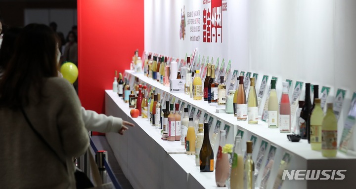 [고양=뉴시스] 지난해 11월10일 오후 경기 고양시 킨텍스에서 열린 홈술상점을 찾은 시민들이 각 부스에서 판매되는 술을 취향대로 살펴보고 있다. (사진=뉴시스 DB). photo@newsis.com
