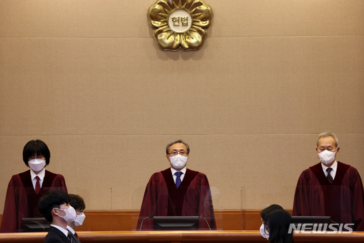[서울=뉴시스] 조성우 기자 = 유남석 헌법재판소장과 헌법재판관들이 지난 10일 오후 서울 종로구 헌법재판소 대심판정에 입장하고 있다. 2022.11.10. xconfind@newsis.com