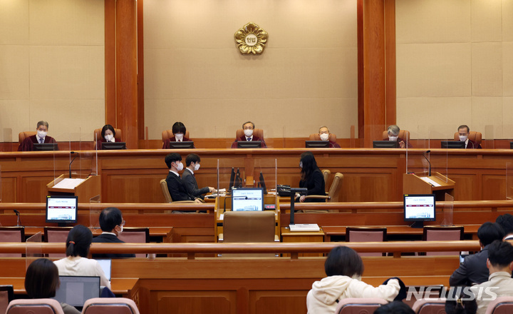 [서울=뉴시스] 조성우 기자 = 유남석 헌법재판소장과 헌법재판관들이 지난달 10일 오후 서울 종로구 헌법재판소 대심판정 자리에 앉아 있다. 2022.11.10. xconfind@newsis.com