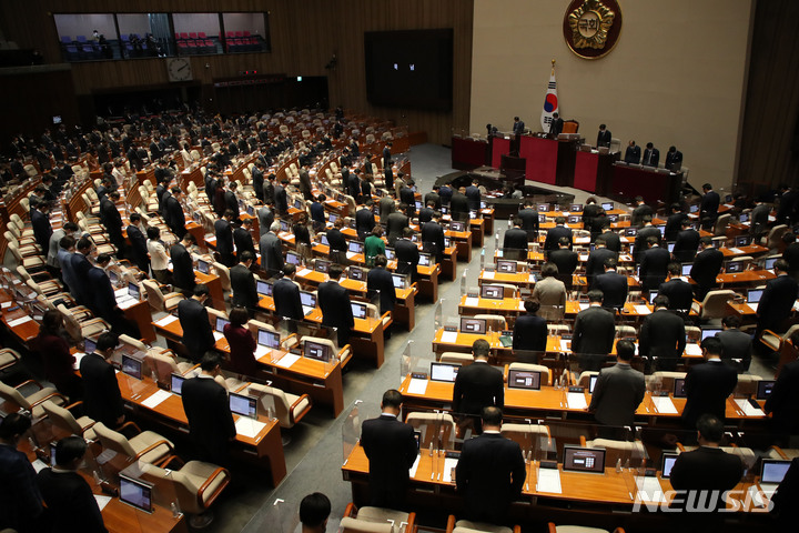 [서울=뉴시스] 김선웅 기자 = 여야 국회의원들이 10일 서울 여의도 국회에서 열린 본회의에서 이태원 참사 희생자를 기리며 묵념을 하고 있다. 2022.11.10. mangusta@newsis.com