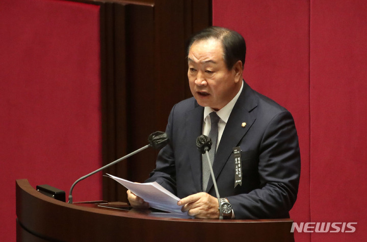 [서울=뉴시스] 김선웅 기자 = 한기호 국민의힘 의원이 10일 서울 여의도 국회에서 열린 본회의에서 북한 탄도미사일 도발 규탄 및 중단 촉구 결의안 관련 제안설명을 하고 있다. 2022.11.10. mangusta@newsis.com