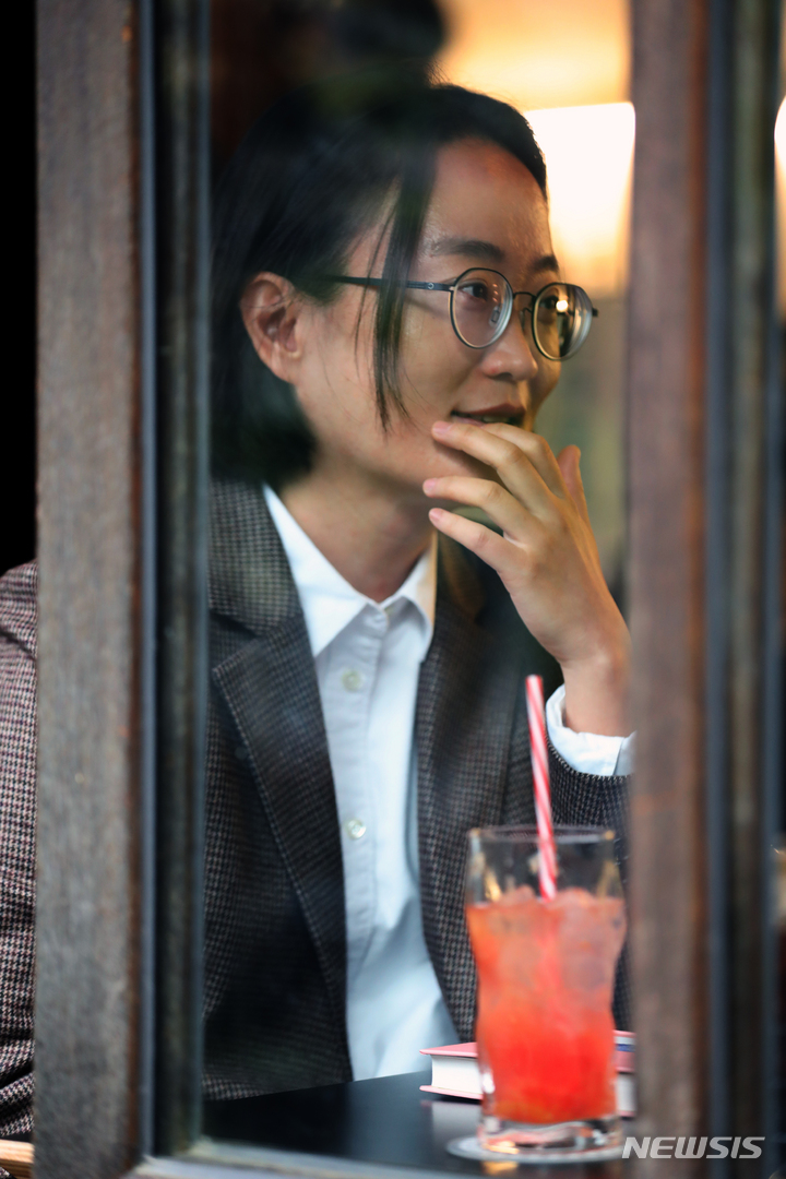 [서울=뉴시스] 박진희 기자 = 장편소설 '경청' 작가 김혜진이 서울 종로구 한 카페에서 뉴시스와 인터뷰를 하고 있다. 2022.11.19. pak7130@newsis.com