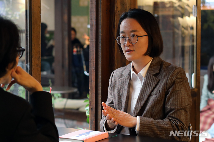 [서울=뉴시스] 박진희 기자 = 장편소설 '경청' 작가 김혜진이 한 카페에서 인터뷰를 하고 있다. 2022.11.19. pak7130@newsis.com