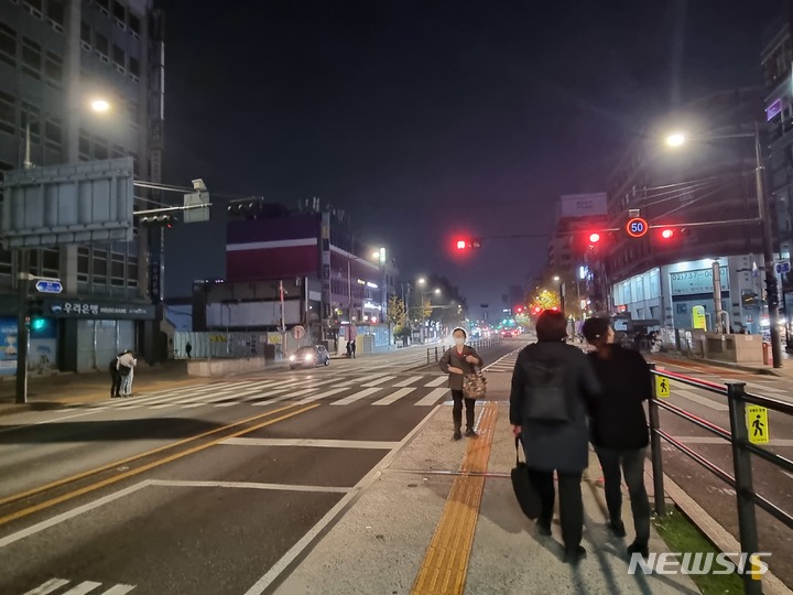 [서울=뉴시스] 서울 개인택시의 강제 휴무제인 부제가 한시 해제된 첫날인 지난 2022년 11월10일 오후 10시 종로2가 인근은 여전히 심야 택시 잡기가 수월치 않은 모습이었다. 2024.07.22. (사진=뉴시스 DB) photo@newsis.com
