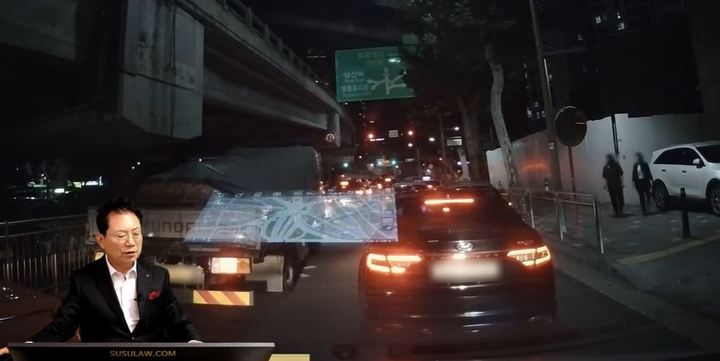 응급환자를 이송 중인 구급차를 약 3분간 가로막은 한 차주. 사진 유튜브 '한문철TV'영상 캡처 *재판매 및 DB 금지