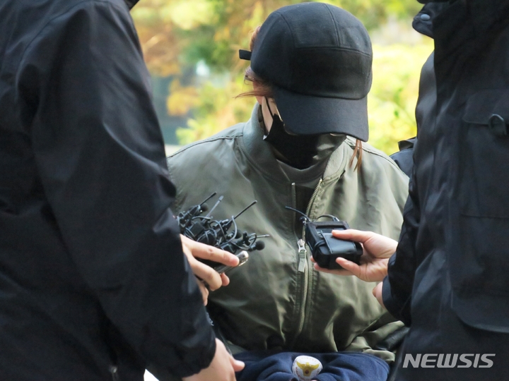 [인천=뉴시스] 김동영 기자 = 11일 오후 보험금을 받아 자신의 빚을 갚기 위해 어머니에게 자동차 부동액을 먹여 숨지게 한 30대 딸이 구속 전 피의자 심문(영장실질심사)을 받기 위해 인천 미추홀구 인천지법 영장실질심사장으로 들어서고 있다. 2022.11.11. dy0121@newsis.com 