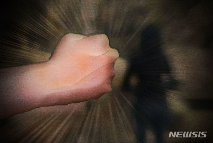 연인 끌고가려던 20대, 말리는 종업원 폭행…징역형 집유