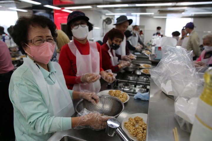 [전주=뉴시스]한국전통문화전당은 지난 11일 오후 한식창의센터에서 지역 내 문화소외계층 어르신 60여 명을 대상으로 '오감 만족 나눔 행사'를 진행했다고 밝혔다.(한국전통문화전당 제공) *재판매 및 DB 금지