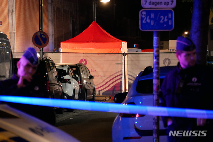 [브뤼셀(벨기에)=AP/뉴시스]2022년 11월10일 벨기에 수도 브뤼셀에서 발생한 흉기 테러 사건 현장에서 경찰이 경계를 서고 있다. 벨기에 경찰이 테러 가능성 차단을 위한 전국적 대테러 작전으로 8명을 체포했다고 벨기에 연방검찰이 28일 밝혔다. 2023.3.28