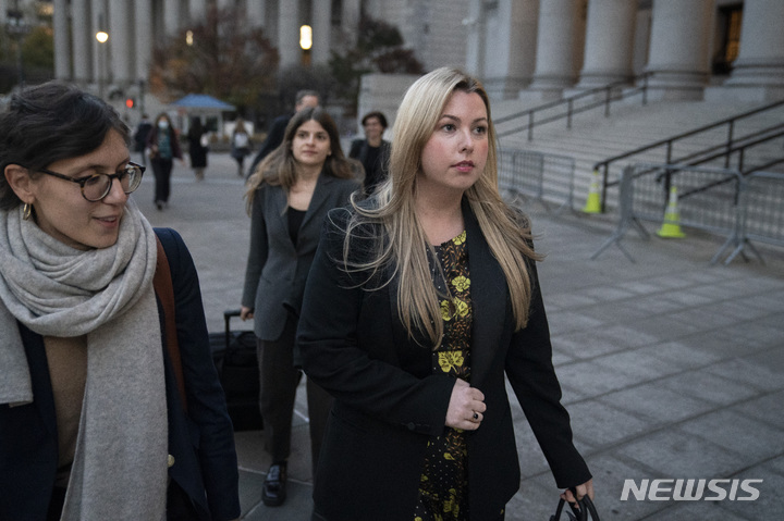 [뉴욕=AP/뉴시스]홍보 담당자 핼리 브레스트가 10일(현지시간) 뉴욕 법정을 나서고 있다. 뉴욕 법원의 배심원단은 이날 아카데미상을 수상한 캐나다 출신 미국 영화제작자 폴 해기스에게 그를 성폭행 혐의로 고발한 홍보 담당자 브레스트에게 최소 750만 달러(약 100억원)을 지급하라고 명령했다. 2022.11.11