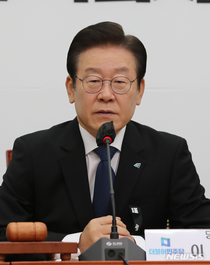 [서울=뉴시스] 전진환 기자 = 이재명 더불어민주당 대표가 11일 오전 서울 여의도 국회에서 열린 최고위원회의에서 발언하고 있다. 2022.11.11 amin2@newsis.com