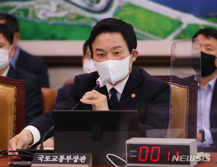 [서울=뉴시스] 전진환 기자 = 원희룡 국토교통부장관이 10일 오전 서울 여의도 국회에서 열린 국토교통위원회 전체회의에 출석해 의원 질의에 답하고 있다. 2022.11.11. amin2@newsis.com