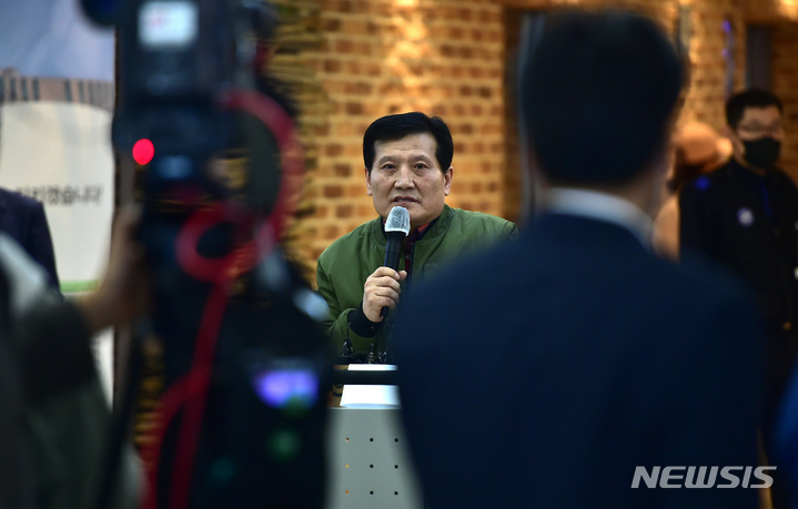 [안동=뉴시스] 이무열 기자 = 경북 봉화군 아연광산에서 작업 중 매몰됐다가 221시간 만에 극적으로 구조된 광부 박정하(62)씨가 11일 오전 안동병원 1층 로비에서 열린 퇴원 기자회견에서 소감을 밝히고 있다. 2022.11.11. lmy@newsis.com