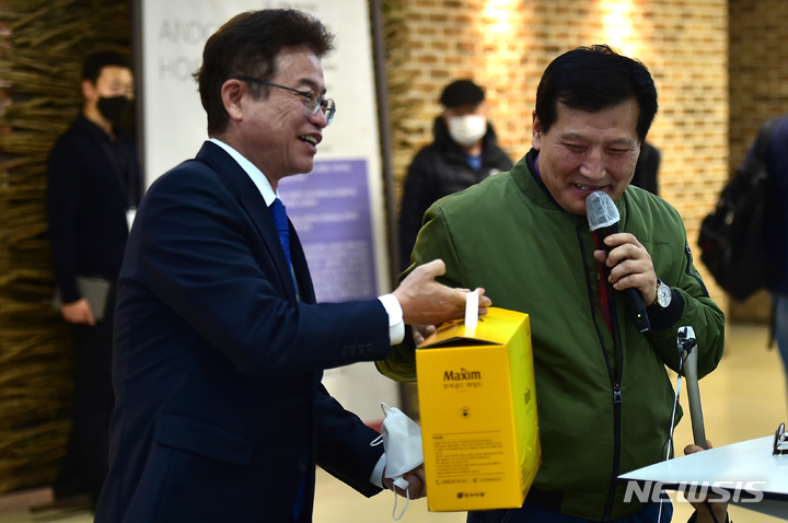 [봉화=뉴시스] 이무열 기자 = 이철우 경북도지사가 11일 오전 안동병원 1층 로비에서 열린 경북 봉화군 아연광산에서 작업 중 매몰됐다가 221시간 만에 극적으로 구조된 광부 박정하 씨 퇴원 기자회견에서 커피믹스를 전달하고 있다. 2022.11.11. lmy@newsis.com