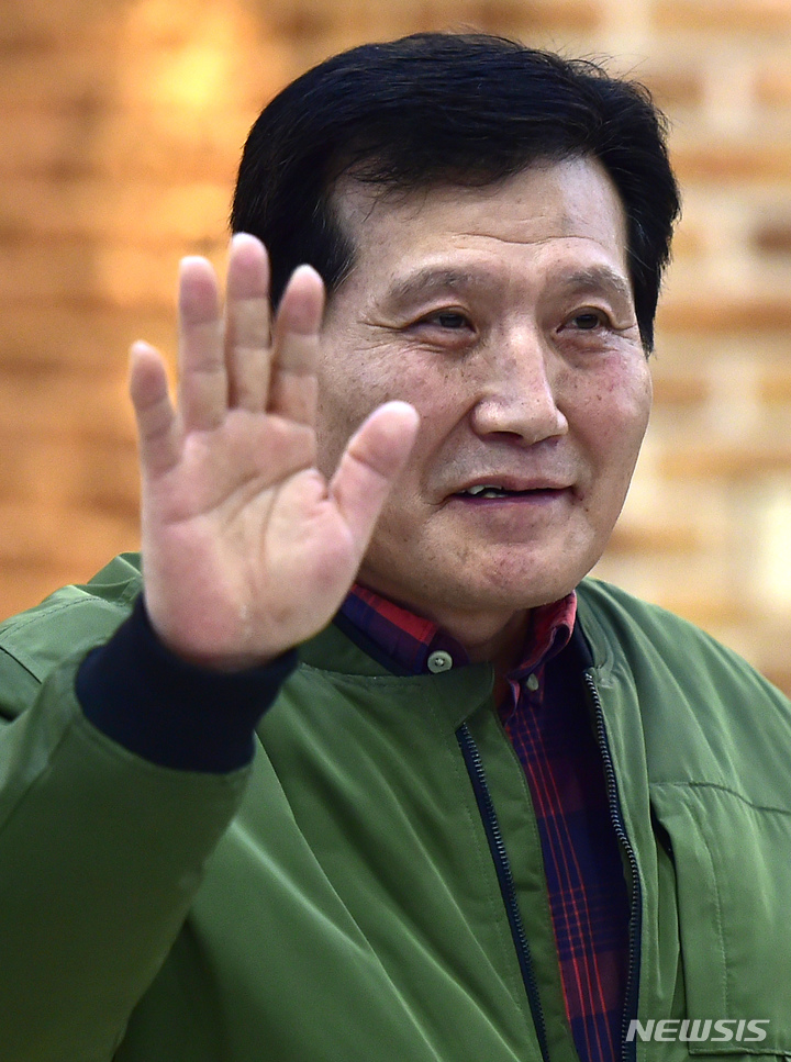 [안동=뉴시스] 이무열 기자 = 경북 봉화군 아연광산에서 작업 중 매몰됐다가 221시간 만에 극적으로 구조된 광부 박정하(62)씨가 11일 오전 안동병원 1층 로비에서 열린 퇴원 기자회견을 마친 뒤 취재진을 향해 인사하고 있다. 2022.11.11. lmy@newsis.com