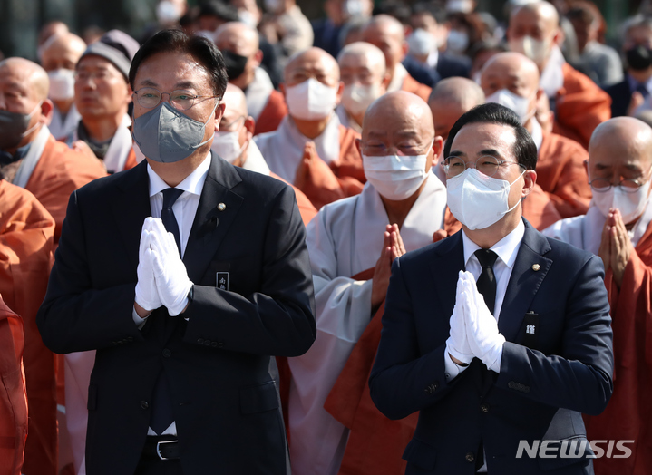 [서울=뉴시스] 김근수 기자 = 정진석(왼쪽) 국민의힘 비상대책위원장과 박홍근 더불어민주당 원내대표가 11일 오후 서울 강남구 봉은사에서 열린 '상월결사 3주년 이태원참사 추모법회'에 참석해 합장하고 있다. 2022.11.11. ks@newsis.com
