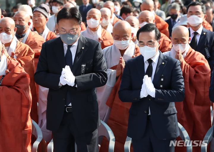 [서울=뉴시스] 김근수 기자 = 정진석(왼쪽) 국민의힘 비상대책위원장과 박홍근 더불어민주당 원내대표가 11일 오후 서울 강남구 봉은사에서 열린 '상월결사 3주년 이태원참사 추모법회'에 참석해 합장하고 있다. 2022.11.11. ks@newsis.com