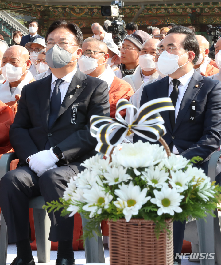 [서울=뉴시스] 김근수 기자 = 정진석(왼쪽) 국민의힘 비상대책위원장과 박홍근 더불어민주당 원내대표가 11일 오후 서울 강남구 봉은사에서 열린 '상월결사 3주년 이태원참사 추모법회'에 참석해 있다. 2022.11.11. ks@newsis.com