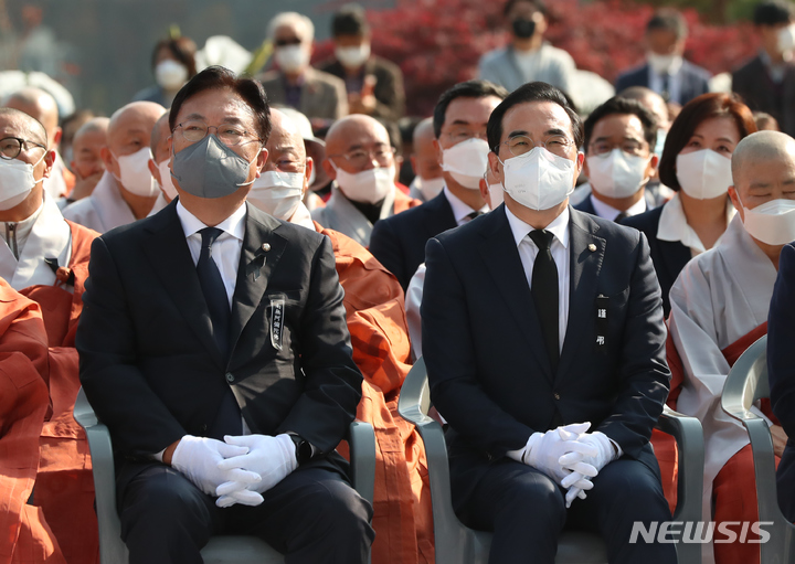 [서울=뉴시스] 김근수 기자 = 정진석(왼쪽) 국민의힘 비상대책위원장과 박홍근 더불어민주당 원내대표가 11일 오후 서울 강남구 봉은사에서 열린 '상월결사 3주년 이태원참사 추모법회'에 참석해 있다. 2022.11.11. ks@newsis.com