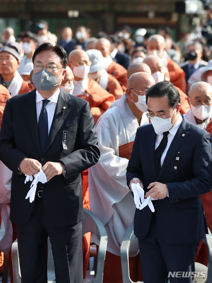 [서울=뉴시스] 김근수 기자 = 정진석(왼쪽) 국민의힘 비상대책위원장과 박홍근 더불어민주당 원내대표가 11일 오후 서울 강남구 봉은사에서 열린 '상월결사 3주년 이태원참사 추모법회'에 참석해 있다. 2022.11.11. ks@newsis.com