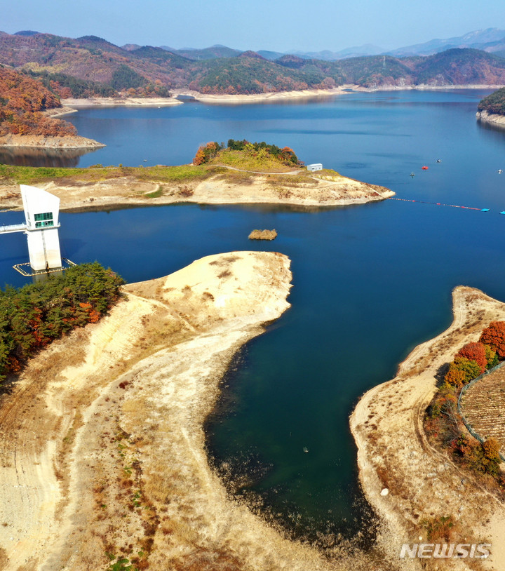 [화순=뉴시스] 변재훈 기자 = 11일 전남 화순군 이서면 동복호 저수율이 30%대 초반까지 낮아지며 가장 자리가 드러나 있다. 광주 지역 주요 식수원인 동복호의 저수용량·취수량을 고려하면 140일가량만 물 공급이 가능하다. 현 추세대로라면 내년 3월 1993년 이후 30년 만의 제한급수까지 우려되고 있다 2022.11.11. wisdom21@newsis.comdefault