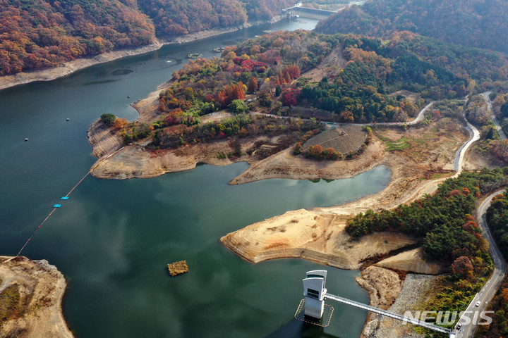 [화순=뉴시스] 변재훈 기자 = 11일 전남 화순군 이서면 동복호 저수율이 30%대 초반까지 낮아지며 가장 자리가 드러나 있다. 광주 지역 주요 식수원인 동복호는 앞으로 140여 일만 물 공급이 가능하다. 현 추세대로라면 내년 3월 1993년 이후 30년 만의 제한급수까지 우려되고 있다 2022.11.11. wisdom21@newsis.comdefault