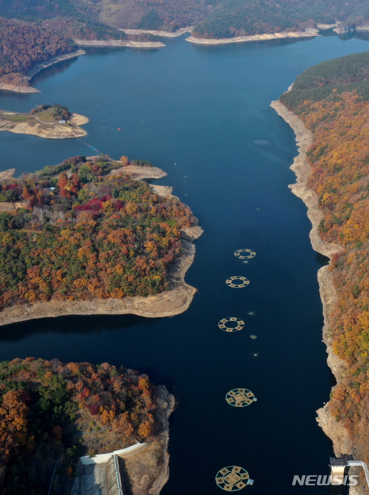 [화순=뉴시스] 변재훈 기자 = 11일 전남 화순군 이서면 동복호 저수율이 30%대 초반까지 낮아지며 가장 자리가 드러나 있다. 광주 지역 주요 식수원인 동복호는 앞으로 140여 일만 물 공급이 가능하다. 현 추세대로라면 내년 3월 1993년 이후 30년 만의 제한급수까지 우려되고 있다 2022.11.11. wisdom21@newsis.comdefault