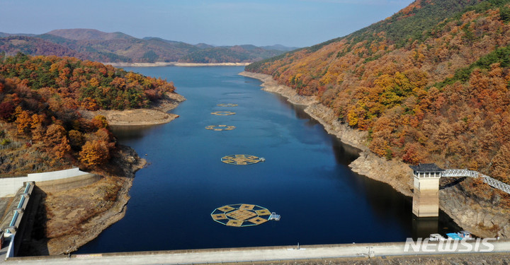 [화순=뉴시스] 변재훈 기자 = 11일 전남 화순군 이서면 동복호 저수율이 30%대 초반까지 낮아지며 가장 자리가 드러나 있다. 광주 지역 주요 식수원인 동복호는 앞으로 140여 일만 물 공급이 가능하다. 현 추세대로라면 내년 3월 1993년 이후 30년 만의 제한급수까지 우려되고 있다 2022.11.11. wisdom21@newsis.comdefault