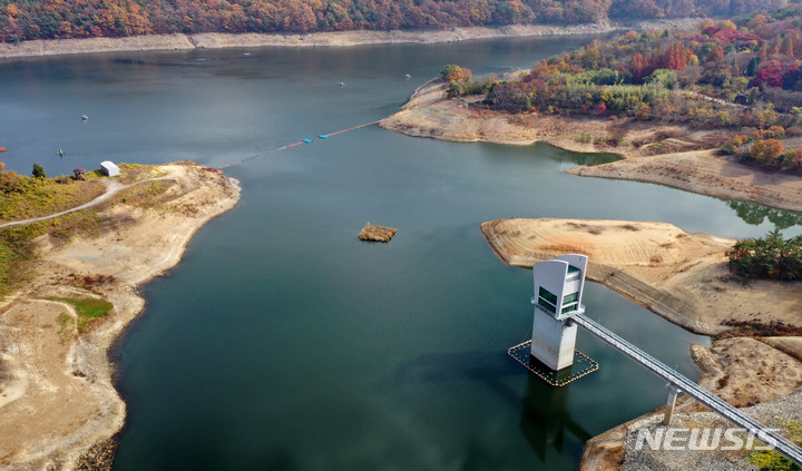 [화순=뉴시스] 변재훈 기자 = 11일 전남 화순군 이서면 동복호 저수율이 30%대 초반까지 낮아지며 가장 자리가 드러나 있다. 광주 지역 주요 식수원인 동복호의 저수용량·취수량을 고려하면 140일가량만 물 공급이 가능하다. 현 추세대로라면 내년 3월 1993년 이후 30년 만의 제한급수까지 우려되고 있다 2022.11.11. wisdom21@newsis.comdefault