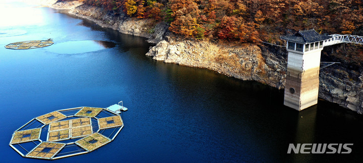 [화순=뉴시스] 변재훈 기자 = 11일 전남 화순군 이서면 동복호 취수탑 주변 수위가 낮아져 있다. 광주 지역 주요 식수원인 동복호는 저수율이 30%대 초반까지 낮아져 앞으로 140여 일만 물 공급이 가능하다. 현 추세대로라면 내년 3월 1993년 이후 30년 만의 제한급수까지 우려되고 있다 2022.11.11. wisdom21@newsis.comdefault