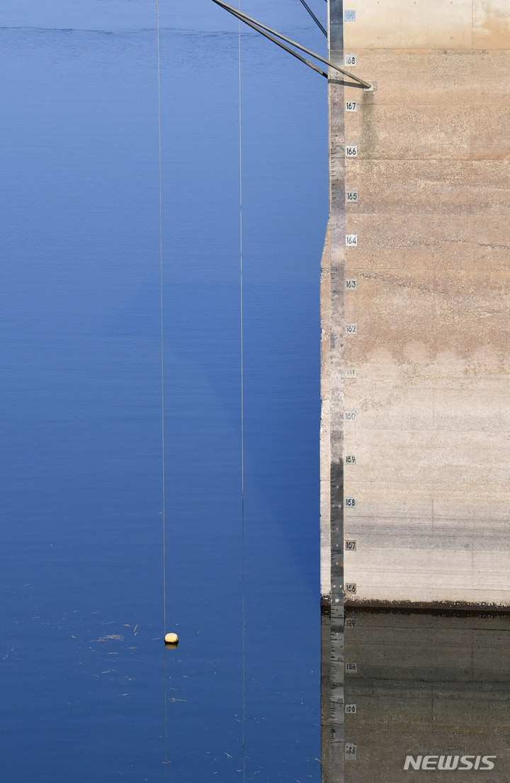 [화순=뉴시스] 변재훈 기자 = 11일 전남 화순군 이서면 동복호 취수탑 주변 수위가 낮아져 있다. 광주 지역 주요 식수원인 동복호는 저수율이 30%대 초반까지 낮아져 앞으로 140여 일만 물 공급이 가능하다. 현 추세대로라면 내년 3월 1993년 이후 30년 만의 제한급수까지 우려되고 있다 2022.11.11. wisdom21@newsis.comdefault