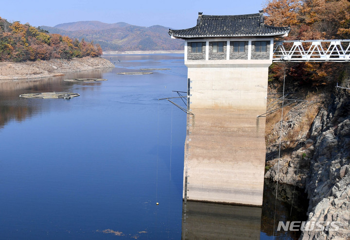[화순=뉴시스] 변재훈 기자 = 11일 전남 화순군 이서면 동복호 취수탑 주변 수위가 낮아져 있다. 광주 지역 주요 식수원인 동복호는 저수율이 30%대 초반까지 낮아져 앞으로 140여 일만 물 공급이 가능하다. 현 추세대로라면 내년 3월 1993년 이후 30년 만의 제한급수까지 우려되고 있다 2022.11.11. wisdom21@newsis.comdefault