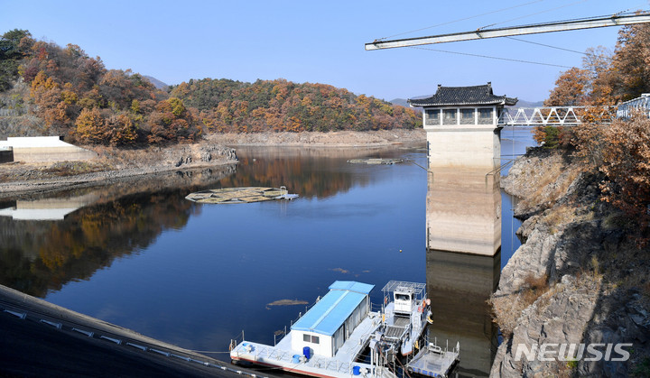 [화순=뉴시스] 변재훈 기자 = 11일 전남 화순군 이서면 동복호 취수탑 주변 수위가 낮아져 있다. 광주 지역 주요 식수원인 동복호는 저수율이 30%대 초반까지 낮아져 앞으로 140여 일만 물 공급이 가능하다. 현 추세대로라면 내년 3월 1993년 이후 30년 만의 제한급수까지 우려되고 있다 2022.11.11. wisdom21@newsis.comdefault