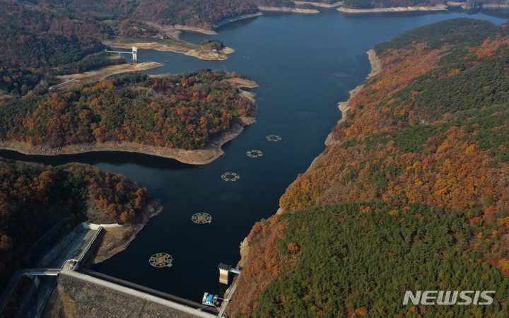 [화순=뉴시스] 변재훈 기자 = 11일 전남 화순군 이서면 동복호 저수율이 30%대 초반까지 낮아지며 가장 자리가 드러나 있다. 광주 지역 주요 식수원인 동복호는 앞으로 140여 일만 물 공급이 가능하다. 현 추세대로라면 내년 3월 1993년 이후 30년 만의 제한급수까지 우려되고 있다 2022.11.11. wisdom21@newsis.comdefault