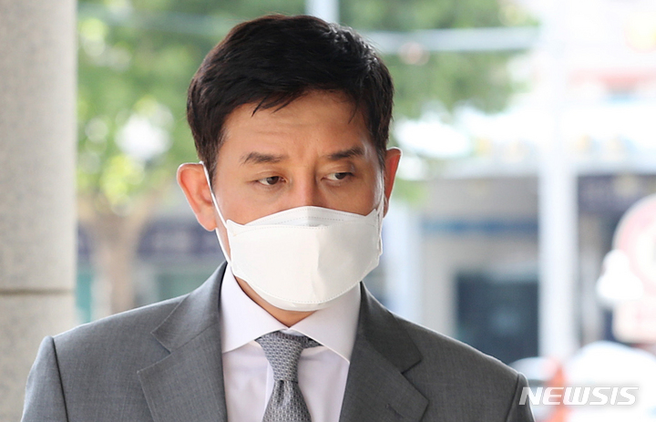 [서울=뉴시스] 라임자산운용(라임) 사태의 핵심 인물인 김봉현 전 스타모빌리티 회장이 지난해 11월11일 오후 전자발찌를 끊고 도주했다. 김 전 회장은 이날 서울남부지법에서 열리는 결심공판 출석을 앞두고 있었다. 사진은 지난 2021년 10월 5일 김 전 회장이 서울 양천구 서울남부지방법원에서 열린 검사 술접대 의혹 관련 첫 공판에 출석하는 모습. (사진=뉴시스 DB) 2022.11.11. photo@newsis.com