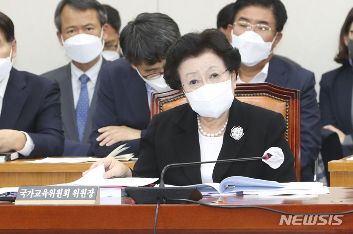 [서울=뉴시스] 최진석 기자 = 이배용 국가교육위원회 위원장이 지난해 11월11일 서울 여의도 국회에서 열린 교육위원회 전체회의에서 의원들의 질의를 듣고 있다. (사진=뉴시스DB). photo@newsis.com