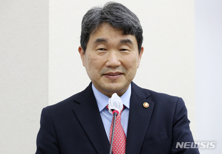 [서울=뉴시스] 이주호 사회부총리 겸 교육부 장관이 지난달 11일 서울 여의도 국회에서 열린 교육위원회 전체회의에 참석하고 있다. (사진=뉴시스DB). 2022.12.16. myjs@newsis.com