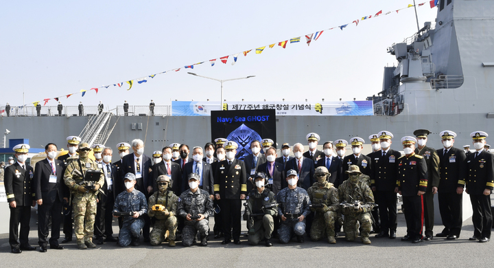 [서울=뉴시스] 이종호 해군참모총장이 11일 창원시 진해구 해군진해기지에서 열린 '네이비 시 고스트(Navy Sea GHOST)' 명명식에 참석해 내빈들, 해양무인전력 운용요원들과 기념촬영을 하고 있다. (사진=해군 제공) 2022.11.11. photo@newsis.com *재판매 및 DB 금지