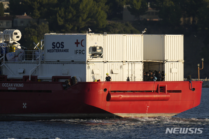 [툴롱=AP/뉴시스]11일(현지시간)SOS메디테라네가 운영하는 노르웨이 국적의 선박 오션 바이킹호가 난민을 태운채 프랑스 톨롱에 있는 군사기지에 진입하고 있다. 2022.11.11
