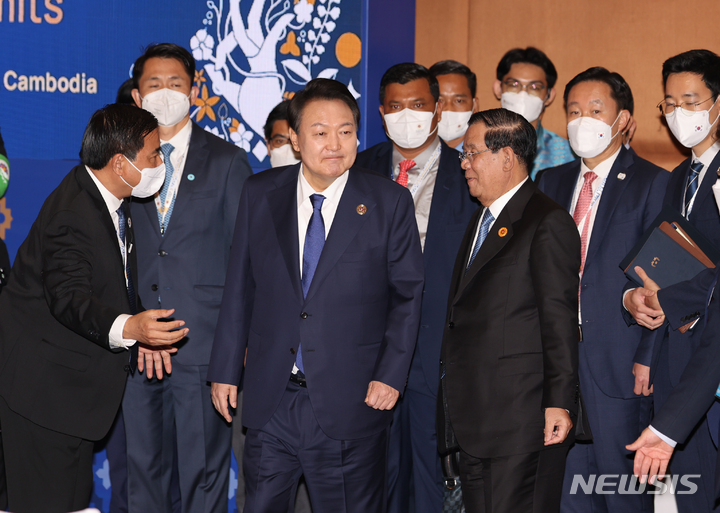 [프놈펜=뉴시스] 홍효식 기자 = 윤석열 대통령이 11일(현지시간) 프놈펜 소카호텔에서 열린 한·아세안 정상회의에서 기념촬영 후 자리로 향하고 있다. 2022.11.11. yesphoto@newsis.com